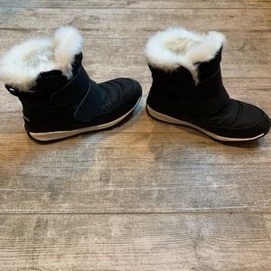 Sorel girls snow boots size 13 in black.